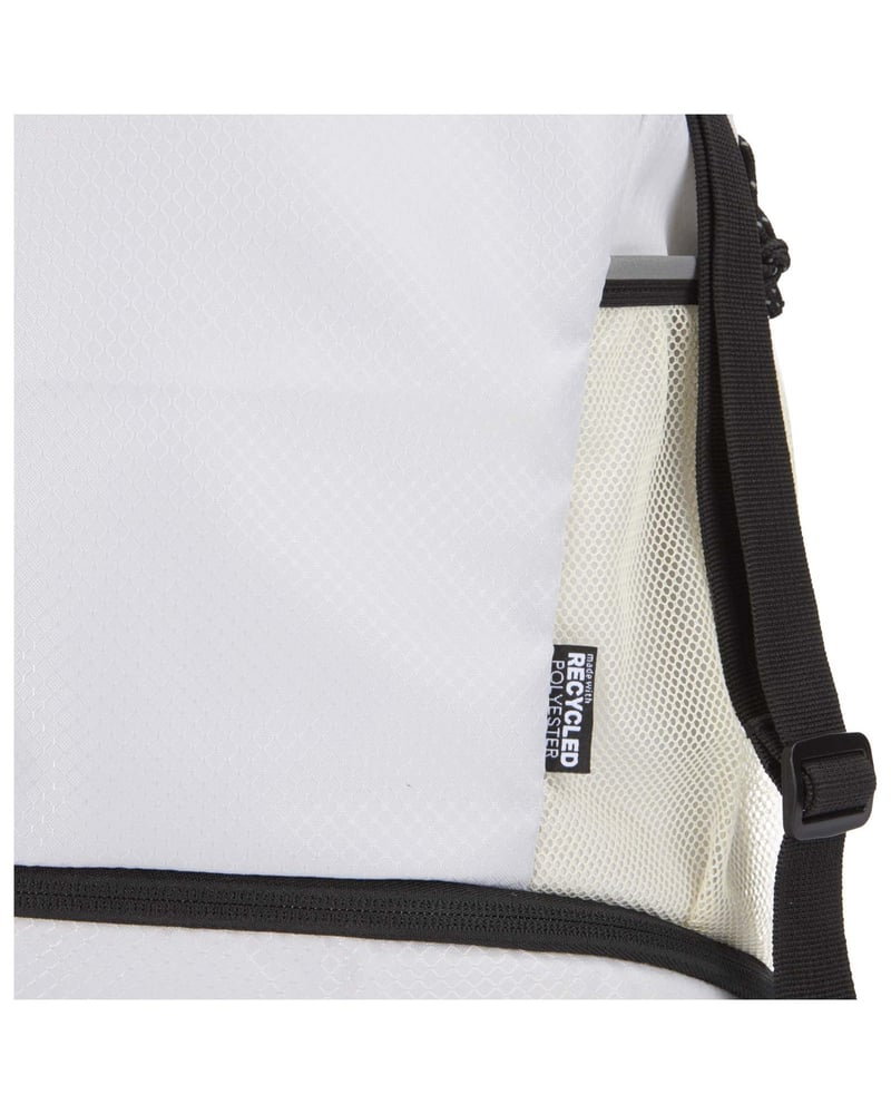 Nomad 18 litran GRS-kierrätetystä materiaalista valmistettu, kiristysnyörillä varustettu urheilukassi alalokerolla – Studio takaa